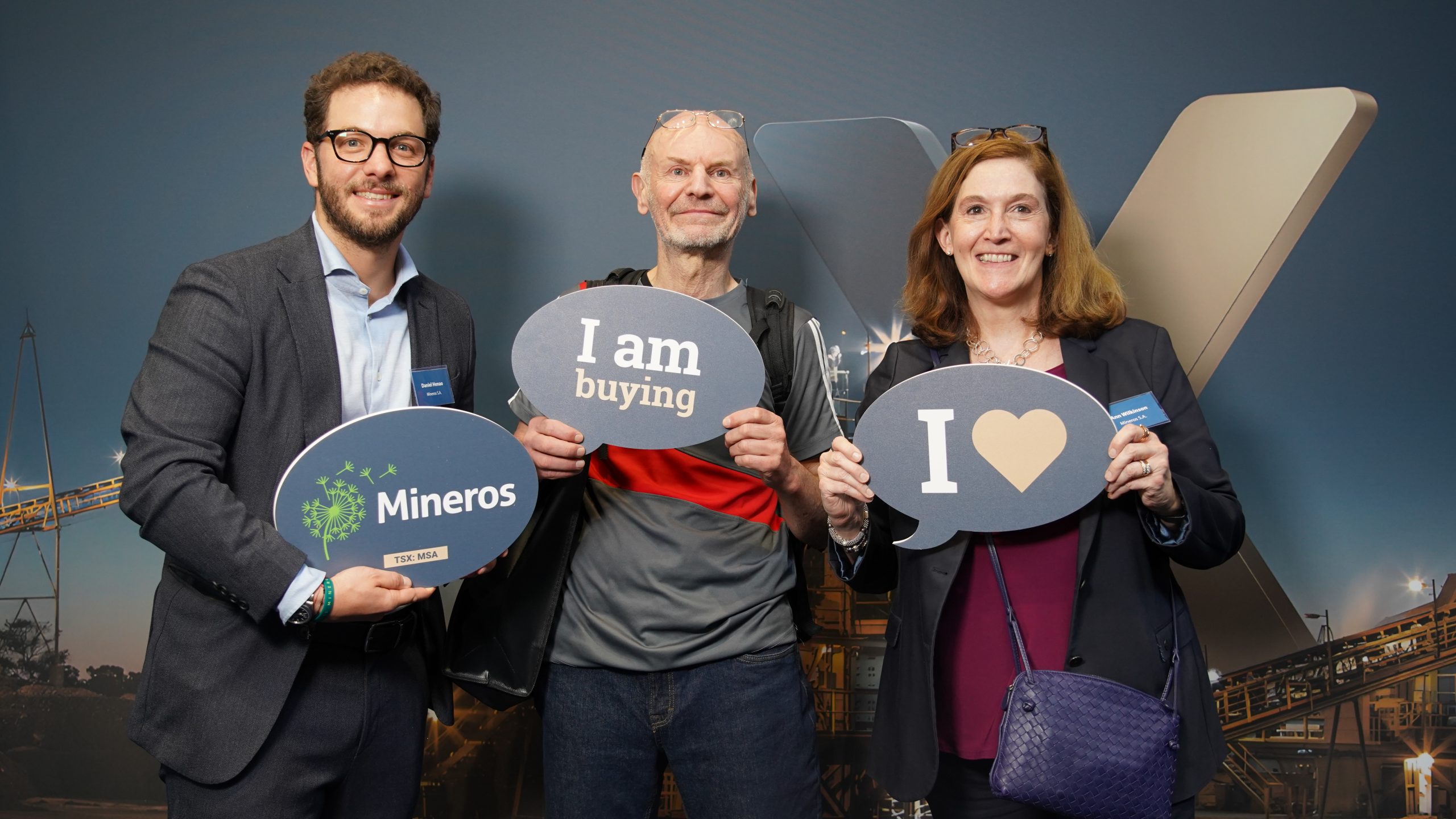 Daniel Henao speaking with German investors at AXINO Mining Forum